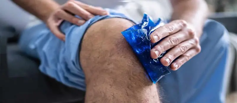 استفاد از کمپرس یخ برای کاهش التهاب ناشی از پارگی مینیسک داخلی زانو
